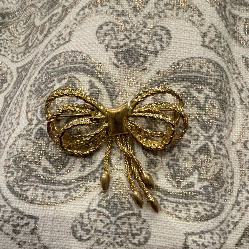 Gold Tone Metal Bow Ribbon Brooch Pin, No Stone, Bow Theme, 0 Gemstones